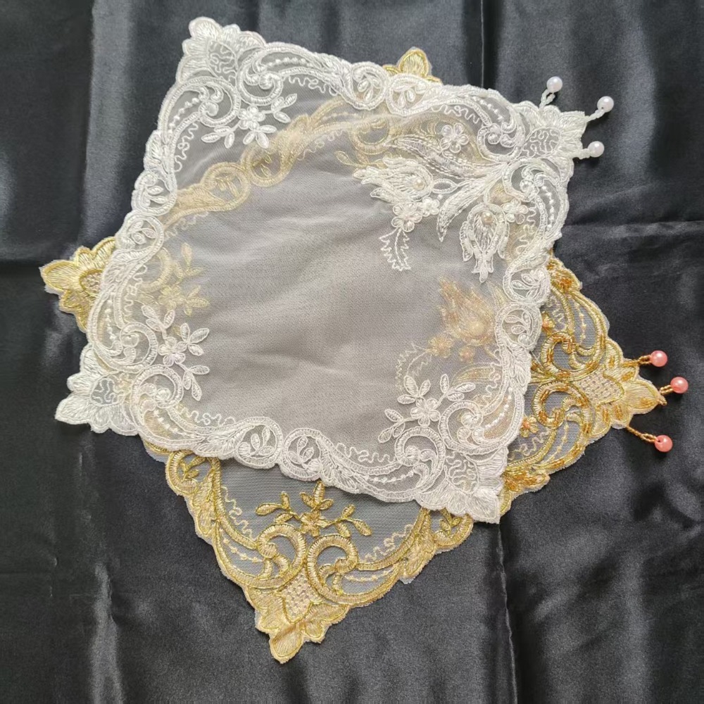 Embroidery Roses - Золотые квадратные салфетки с вышивкой розами