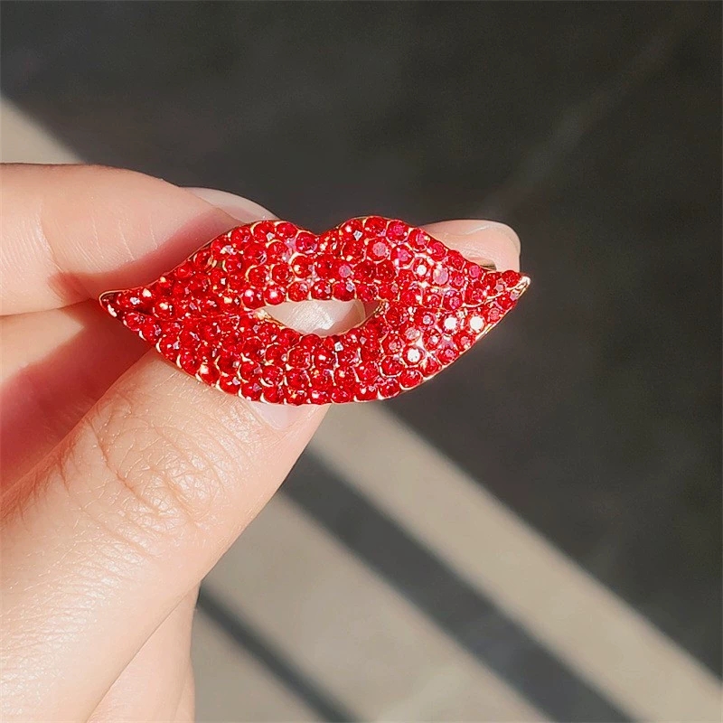 Броши в форме хрустальных губ, – обзор и цена Embroidery Lips