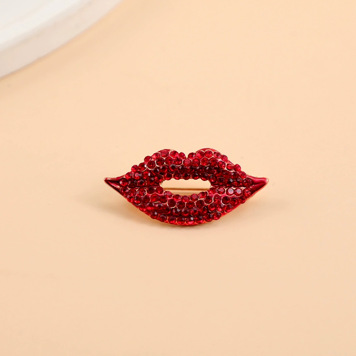 Броши в форме хрустальных губ, – обзор и цена Embroidery Lips